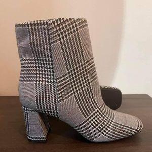 NEW! Never worn Houndstooth ankle bootie sz 9